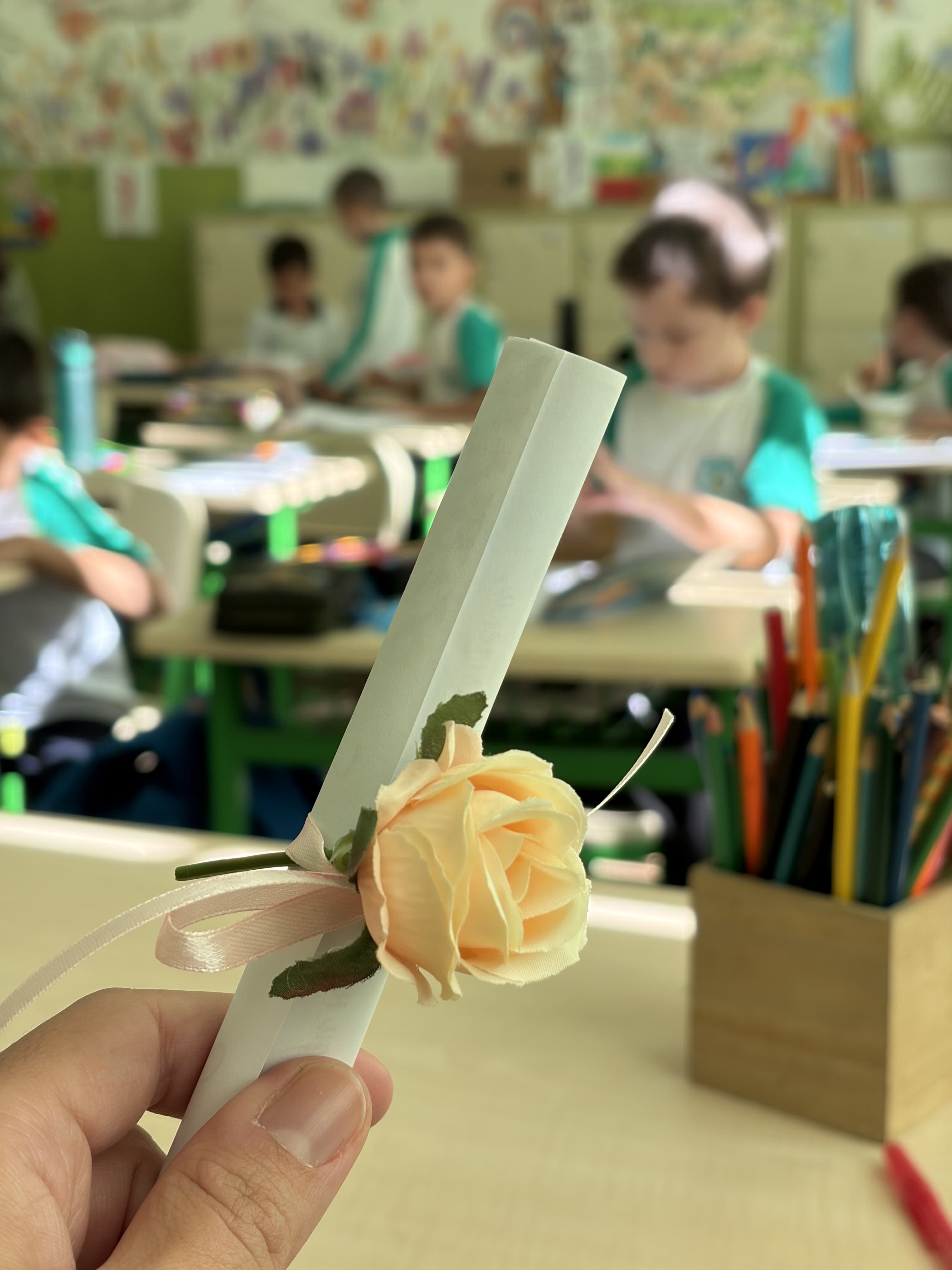 Подарък за учителите с цвете и послание, подготвен от учениците.